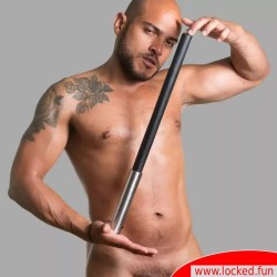 Bâton BDSM en cuir et en acier