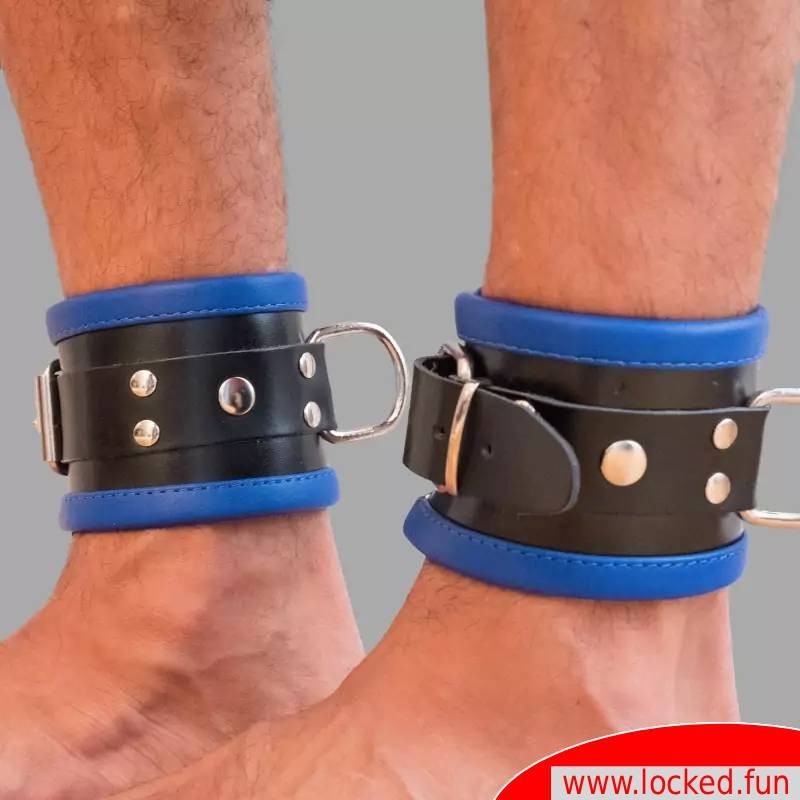 Menottes chevilles en cuir, rembourrées - noir  bleu Menottes chevilles en cuir, rembourrées - noir  bleu