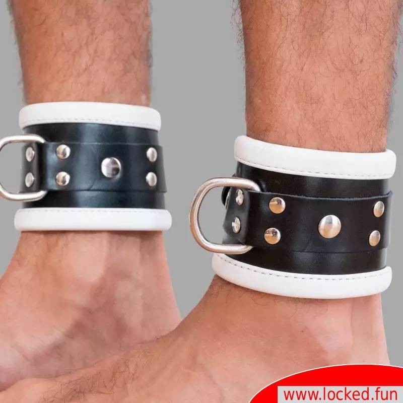 Menottes chevilles en cuir, rembourrées - noir / blanc Menottes chevilles en cuir, rembourrées - noir / blanc