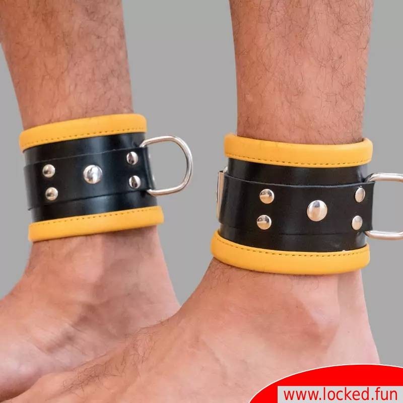Menottes chevilles en cuir, rembourrées - noir jaune Menottes chevilles en cuir, rembourrées - noir jaune