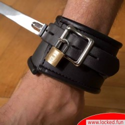 Barre d'écartement FINAL FANTASY™ avec menottes chevilles verrouillables