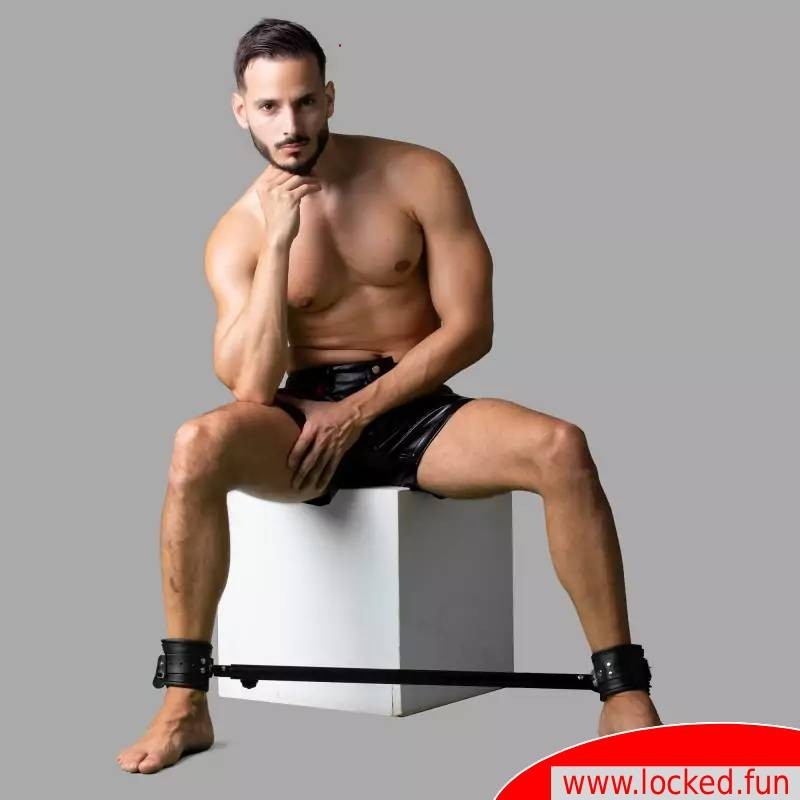 Barre d’écartèlement BDSM réglable avec des entraves en cuir Barre d’écartèlement BDSM réglable avec des entraves en cuir