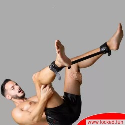 Barre d’écartèlement BDSM réglable avec des entraves en cuir