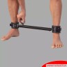 Barre d’écartèlement BDSM réglable avec des entraves en cuir