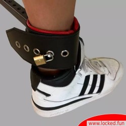 Barre d'écartement carrée BDSM avec manchettes en cuir