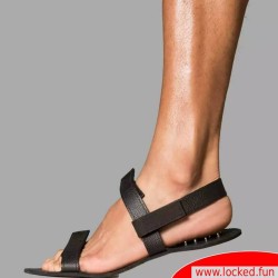 Sandales BDSM à pointes pour humilier et éduquer