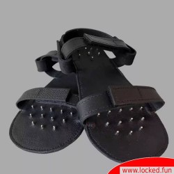 Sandales BDSM à pointes pour humilier et éduquer