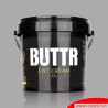 Crème fisting BUTTR dans un seau XXL - 1000 ml de crème lubrifiante ultime pour le sexe et le fisting intenses.