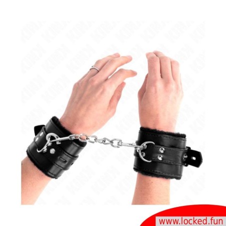 Bracelets noires doublés fourrure