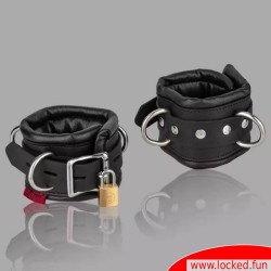 Menottes rembourrées en cuir verrouillables - Collection Black Berlin™ de MEO®